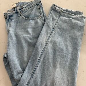 Universal Thread Women's Light Wash Straight Jeans